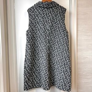 Anthropologie by Habitat
Gray and White Sleeveless Sweater